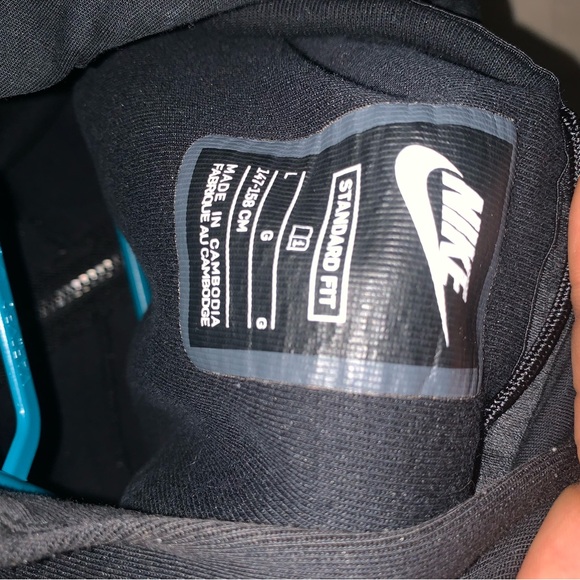 I am selling my youth large Nike tech sweater for only 65$! No wear or tear! - Picture 3 of 3